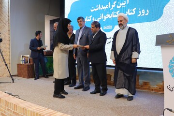 آیین گرامیداشت روزکتاب،کتابخوانی و کتابدار در یزد همراه با آئین رونمایی از تقریظ مقام معظم رهبری بر سه کتاب