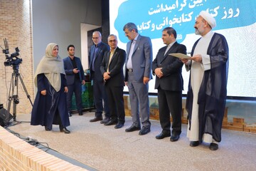 آیین گرامیداشت روزکتاب،کتابخوانی و کتابدار در یزد همراه با آئین رونمایی از تقریظ مقام معظم رهبری بر سه کتاب