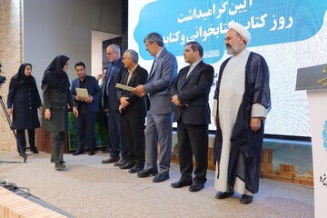 آیین گرامیداشت روزکتاب،کتابخوانی و کتابدار در یزد همراه با آئین رونمایی از تقریظ مقام معظم رهبری بر سه کتاب