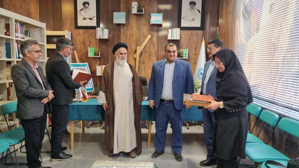 فرماندار اسفراین از کتابخانه عمومی ابوالعباس اسفراینی بازدید کرد