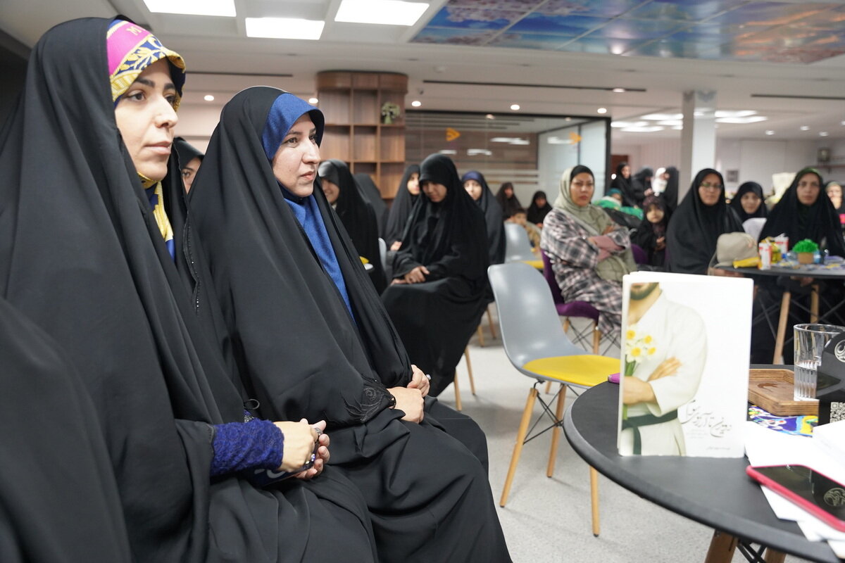 نشست نقد و بررسی کتاب «دویدن تا آرزوی سوم» در اراک برگزار شد