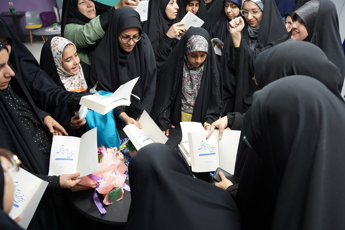 نشست نقد و بررسی کتاب «دویدن تا آرزوی سوم» در اراک برگزار شد