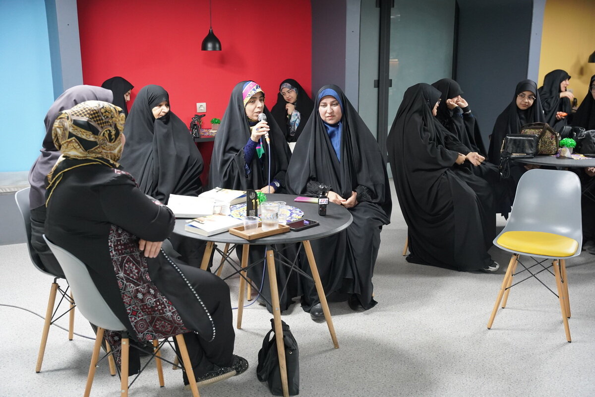 نشست نقد و بررسی کتاب «دویدن تا آرزوی سوم» در اراک برگزار شد