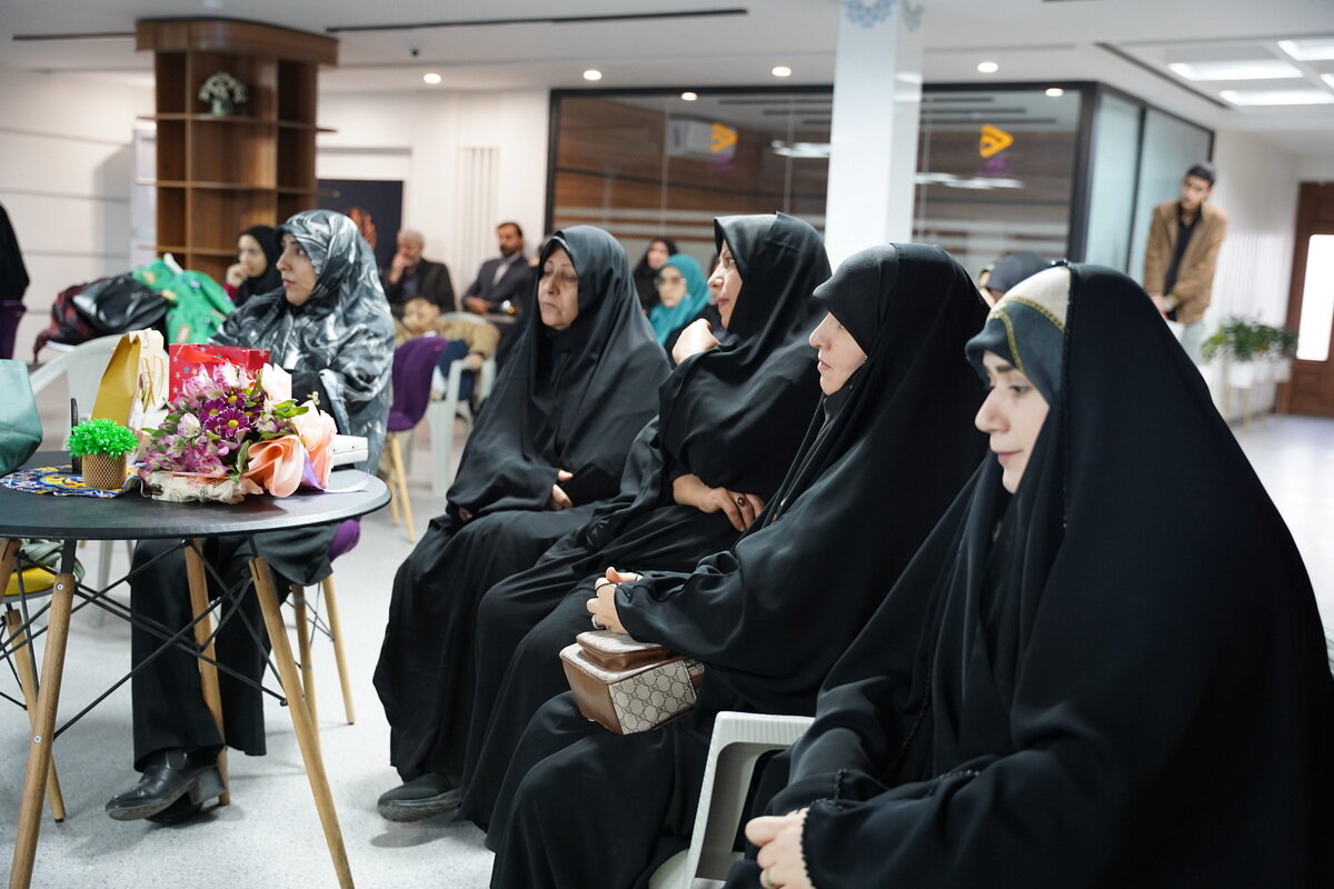 نشست نقد و بررسی کتاب «دویدن تا آرزوی سوم» در اراک برگزار شد