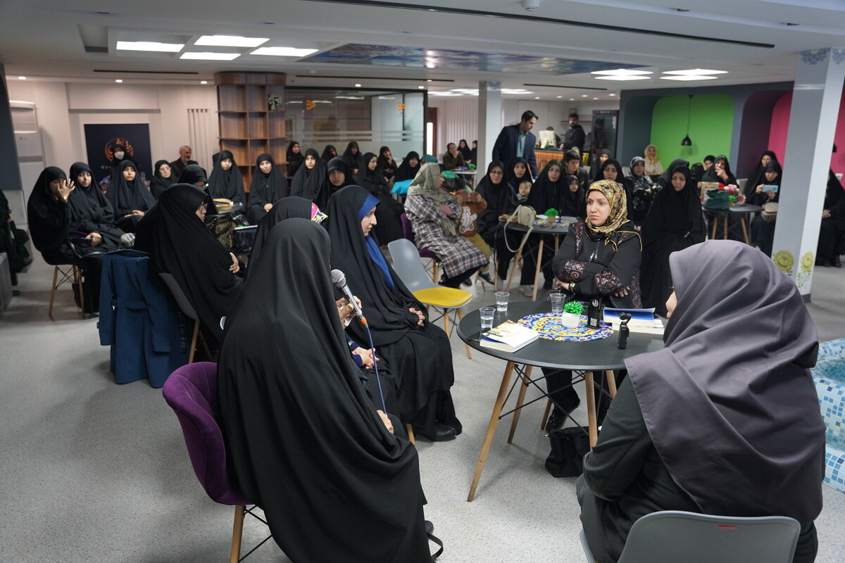 نشست نقد و بررسی کتاب «دویدن تا آرزوی سوم» در اراک برگزار شد