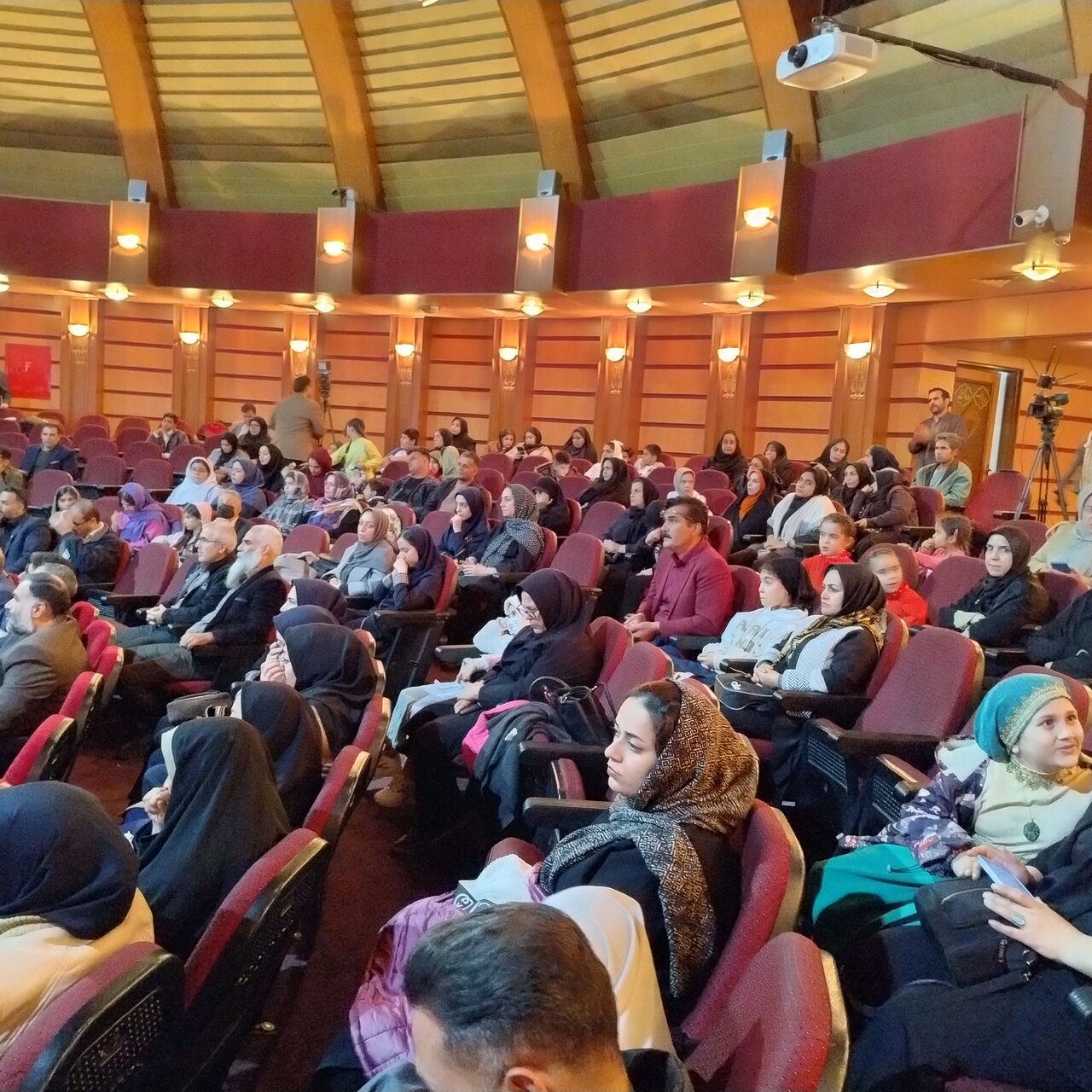 تقریظ رهبر انقلاب بر سه عنوان کتاب در رویداد ملی قهرمان