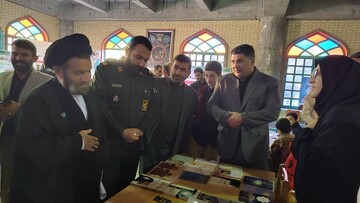 برپایی میز خدمت اداره‌کل کتابخانه‌های عمومی لرستان در نماز جمعه همزمان با هفته بسیج