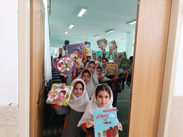 جشن کتاب در مدرسه شاهد شهید مدنی شهرستان بهاباد برگزار شد