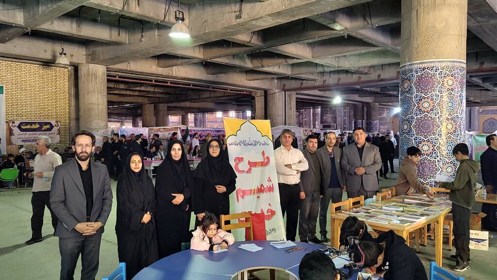 برپایی میز خدمت ادارهکل کتابخانههای عمومی لرستان در نماز جمعه همزمان با هفته بسیج