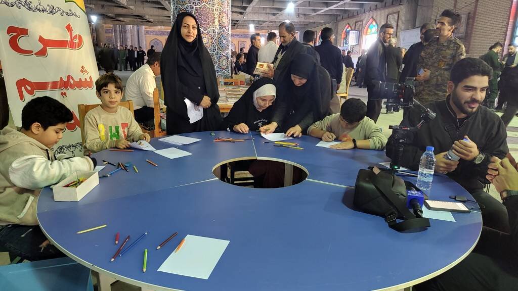 برپایی میز خدمت ادارهکل کتابخانههای عمومی لرستان در نماز جمعه همزمان با هفته بسیج