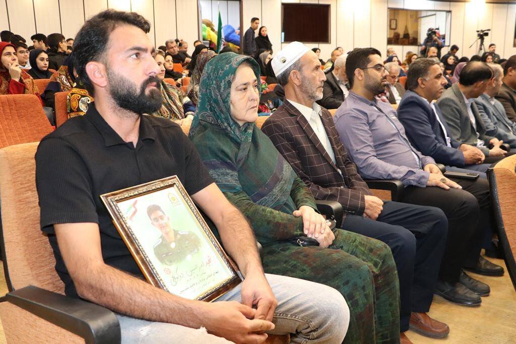 آیین تجلیل از خادمان عرصه کتاب و رویداد ملی قهرمان من در گرگان برگزار شد