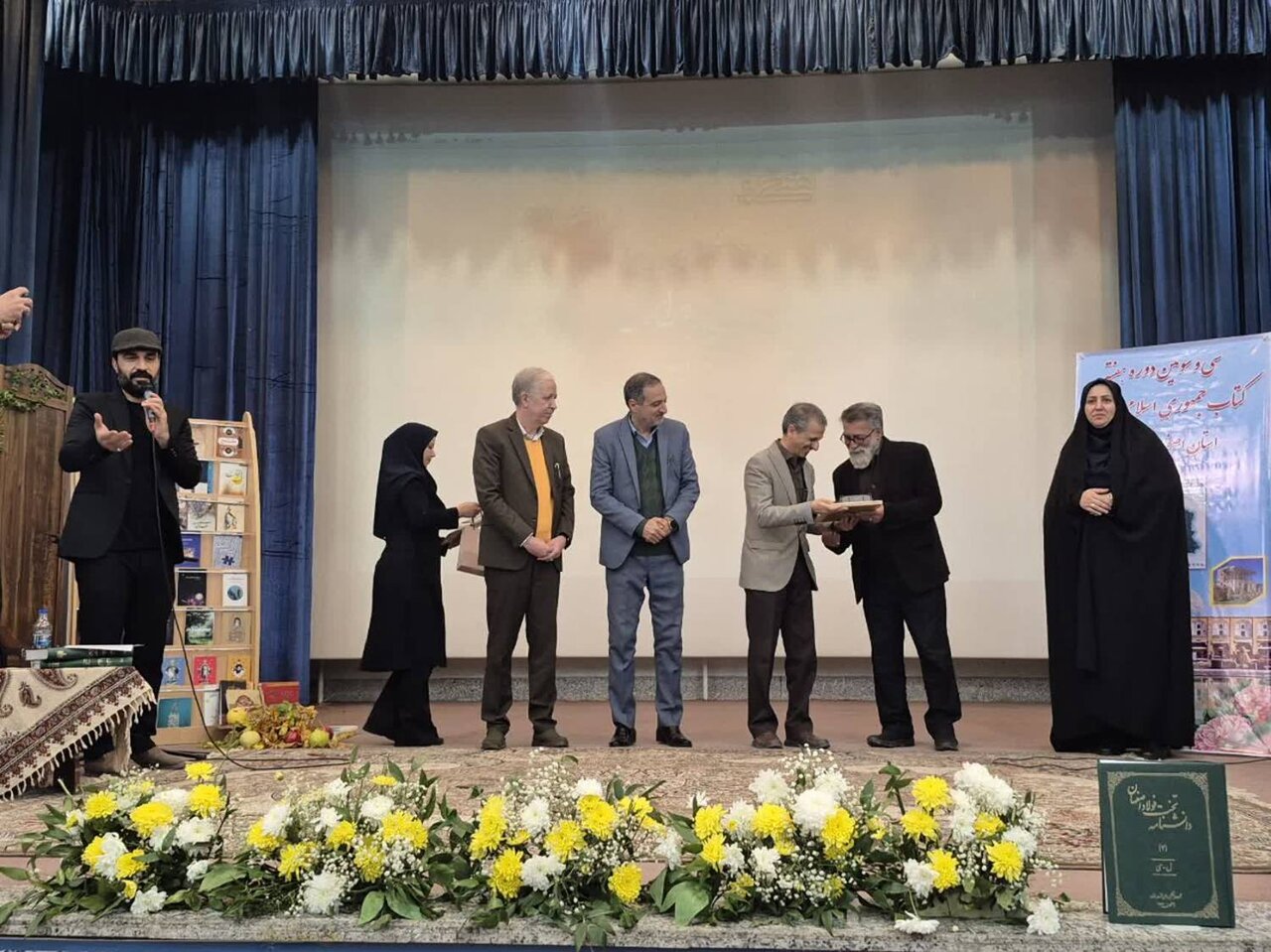 آیین تجلیل از نویسندگان و شاعران با عنوان «گردونه نوشتار» در اصفهان برگزار شد