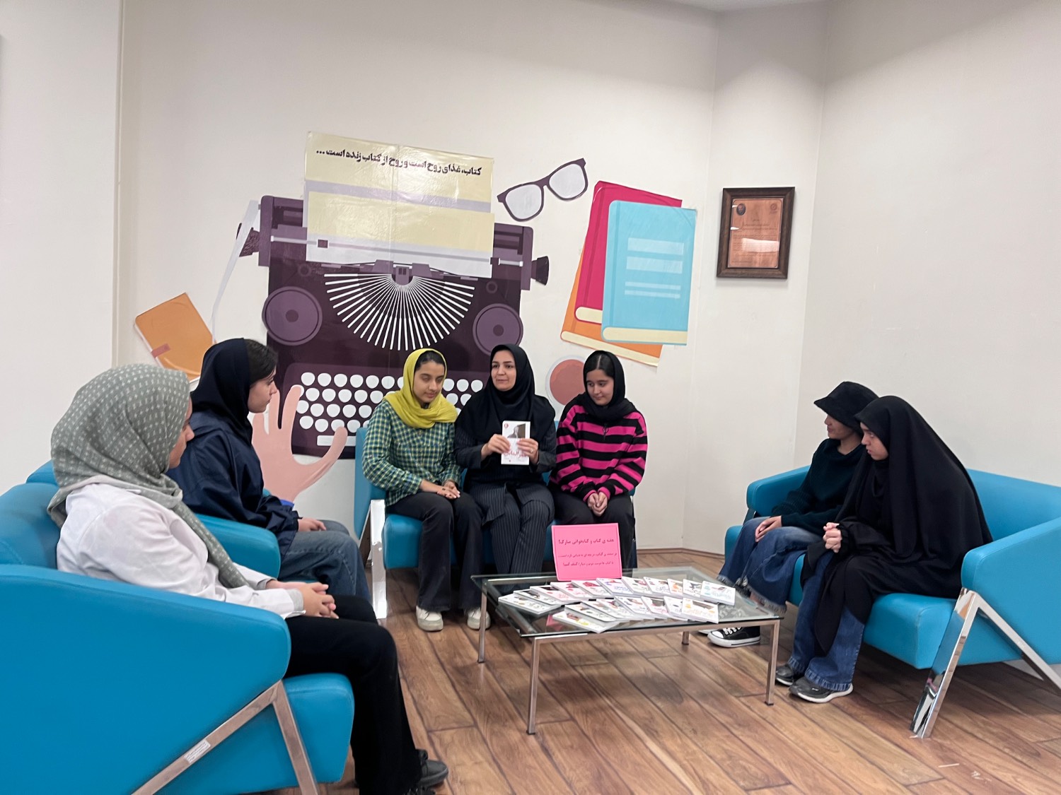 روز ویژه نوجوانان در هفته کتاب با حضور بیش از ۱۵۰ دانش‌آموز در کتابخانه مرکزی امام خمینی(ره) مشهد