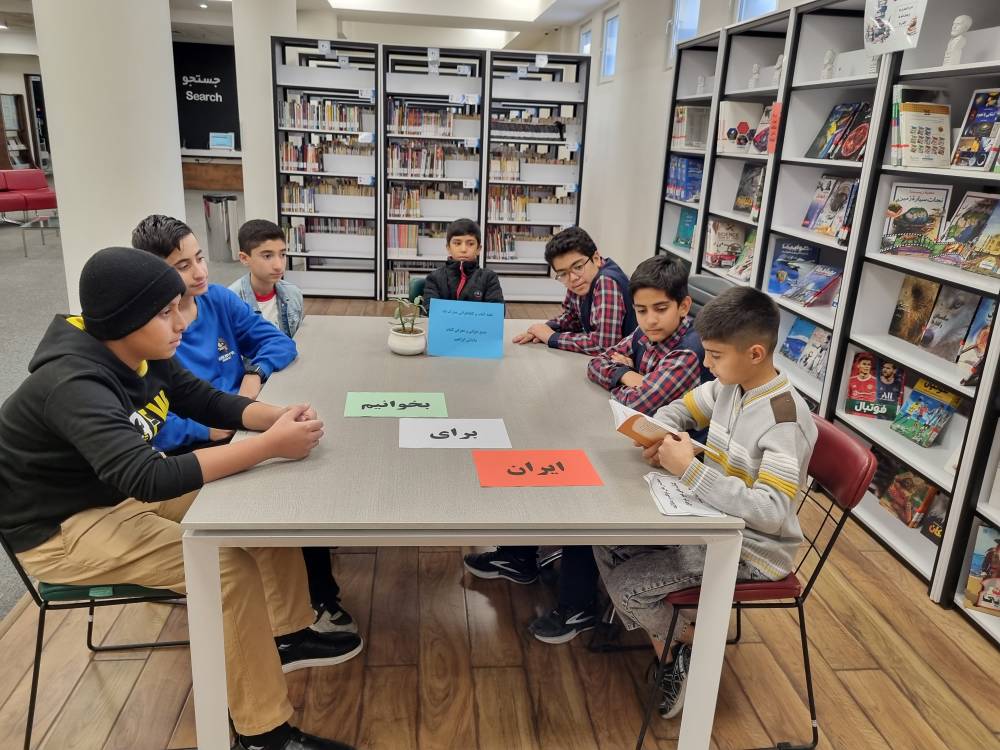 روز ویژه نوجوانان در هفته کتاب با حضور بیش از ۱۵۰ دانشآموز در کتابخانه مرکزی امام خمینی(ره) مشهد