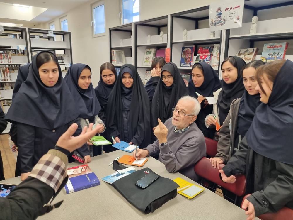 روز ویژه نوجوانان در هفته کتاب با حضور بیش از ۱۵۰ دانش‌آموز در کتابخانه مرکزی امام خمینی(ره) مشهد