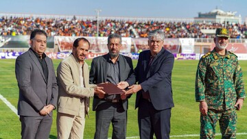 تقدیر از خدمات ارزنده کتابخانه‌های عمومی کرمان پیش از مسابقه فوتبال تیم‌های مس کرمان و سپاهان اصفهان