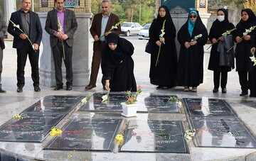 حضور کتابداران آذربایجان غربی در مزار شهدا و تجدید میثاق با آرمان‌های والای آنان