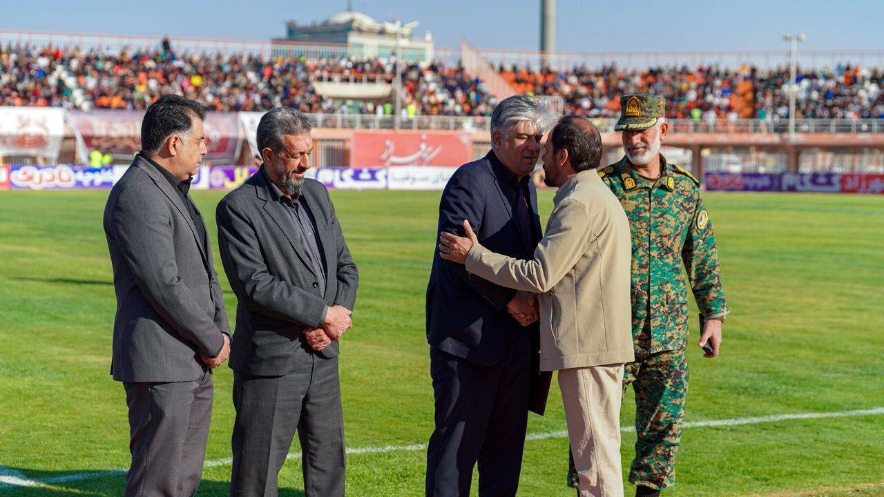 تقدیر از خدمات ارزنده کتابخانههای عمومی کرمان پیش از مسابقه فوتبال تیمهای مس کرمان و سپاهان اصفهان