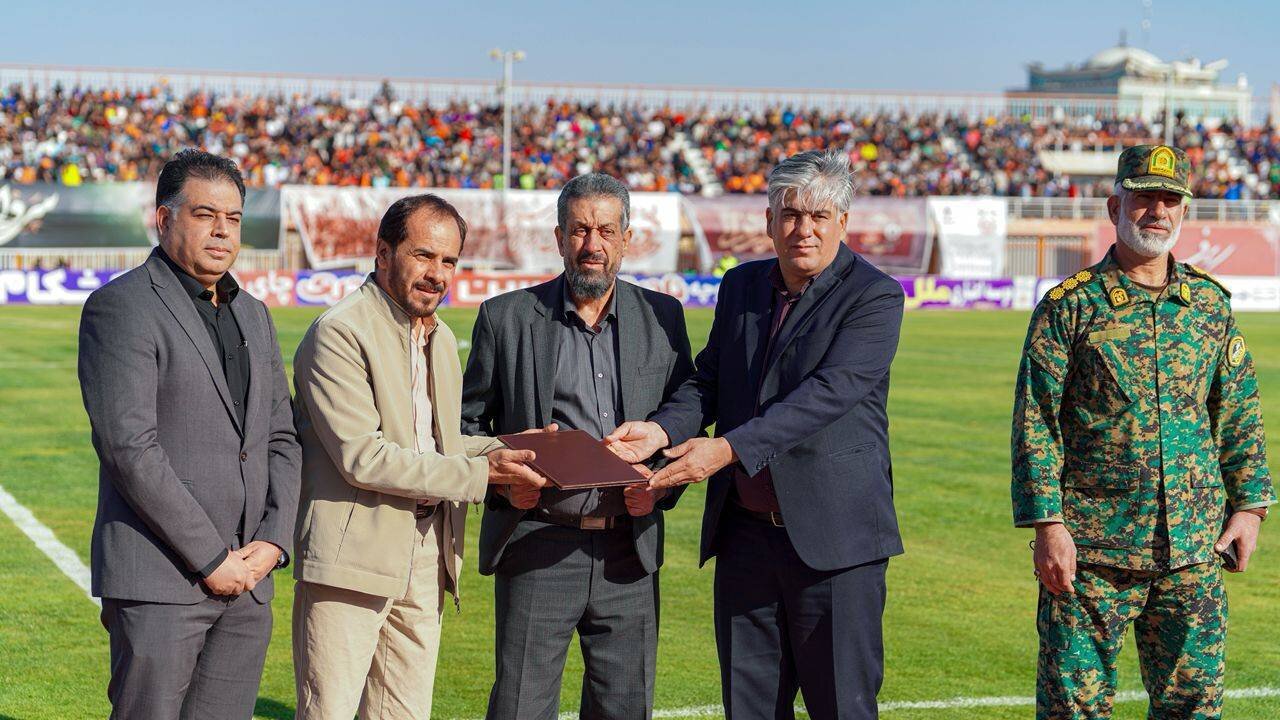 تقدیر از خدمات ارزنده کتابخانه‌های عمومی کرمان پیش از مسابقه فوتبال تیم‌های مس کرمان و سپاهان اصفهان