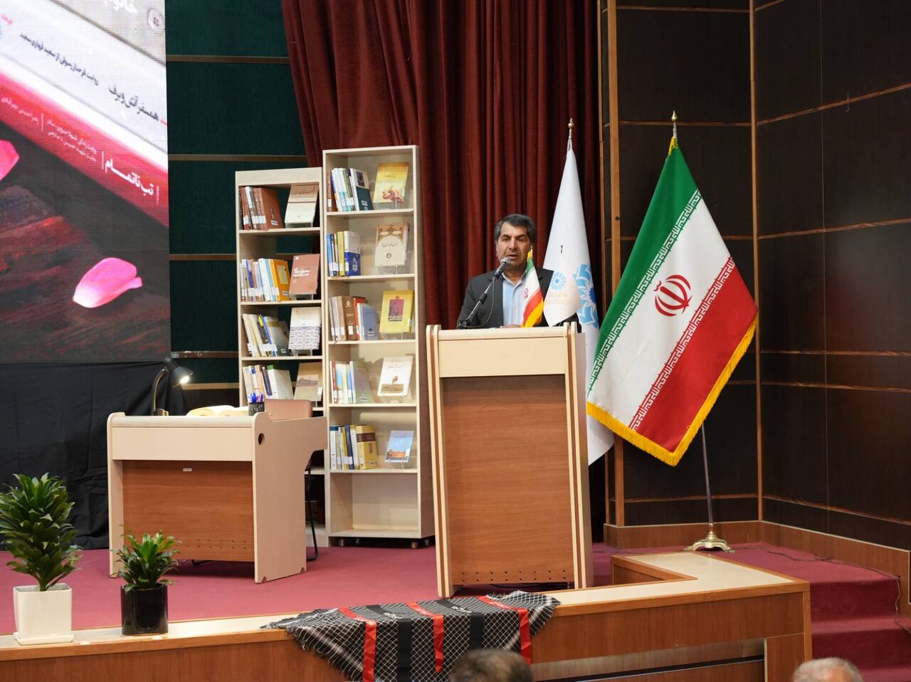 نقش کتاب و مطالعه، در توسعه آرامش و تربیت نسل آینده قطعی است