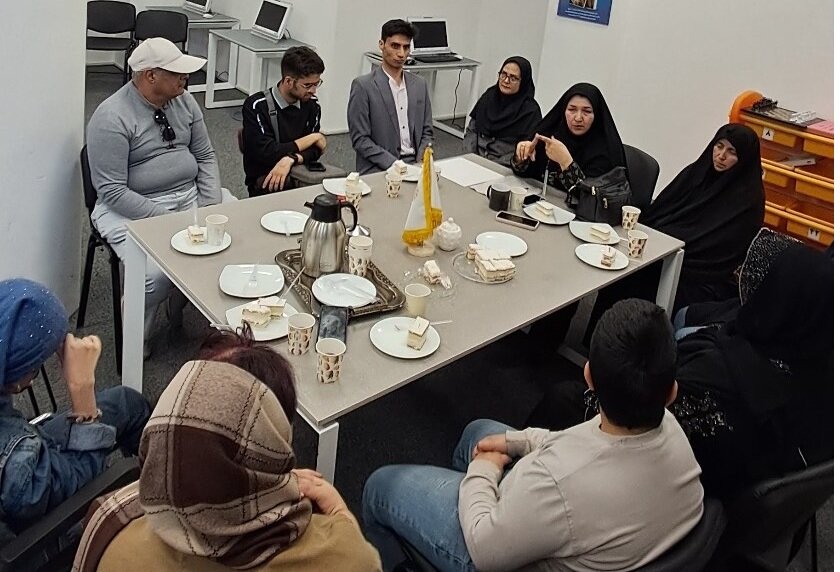 نشست صمیمی با نویسنده و شاعر حوزه کودک و نوجوان در کتابخانه مرکزی امام خمینی(ره) مشهد