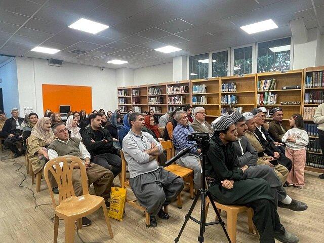 مراسم رونمایی از کتاب «پیغه مبه ر و ئیسلام له چاویلکه ی تولستویدا» در بانه برگزار شد