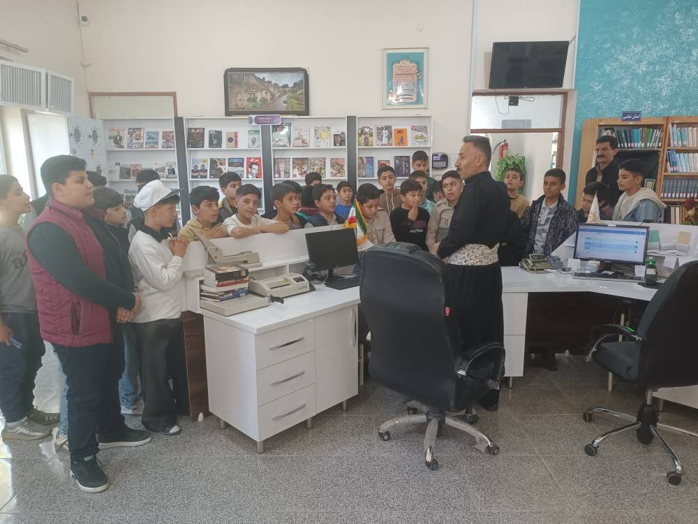 ارائه خدمات کتابخانه ای در مناطق دور از کتابخانه در اشنویه