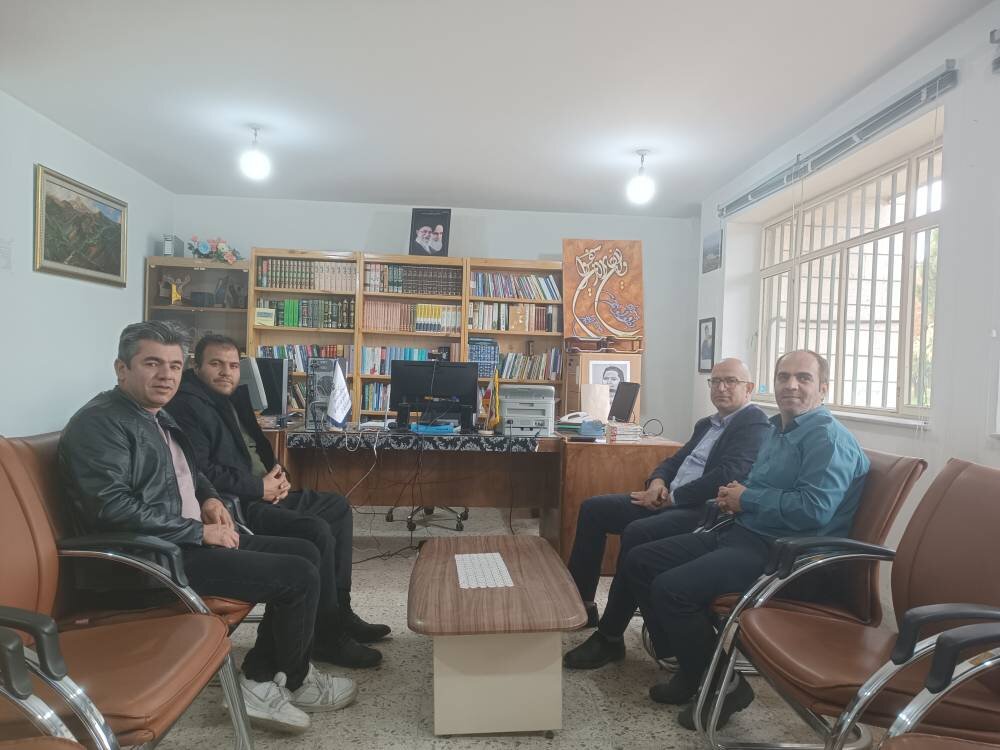 ارائه خدمات کتابخانه ای در مناطق دور از کتابخانه در اشنویه