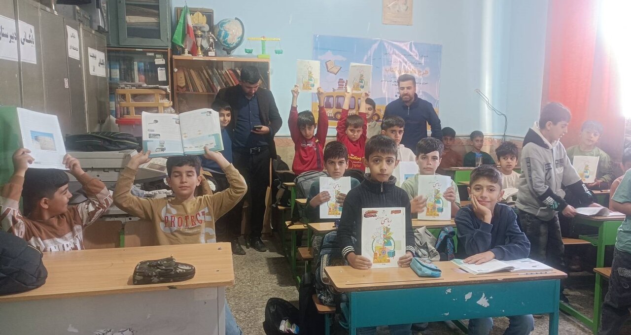 ارائه خدمات کتابخانه ای در مناطق دور از کتابخانه در اشنویه