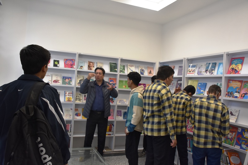 گروهی از دانش‌آموزان ناشنوا در کتابخانه مرکزی امام خمینی(ره) مشهد حضور یافتند
