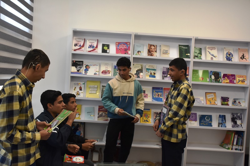 گروهی از دانشآموزان ناشنوا در کتابخانه مرکزی امام خمینی(ره) مشهد حضور یافتند