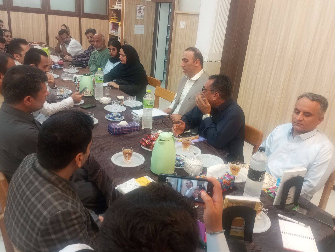 نشست نقد و بررسی آثار محمداکبر رئیسی در کتابخانه عمومی ساحل چابهار برگزار شد