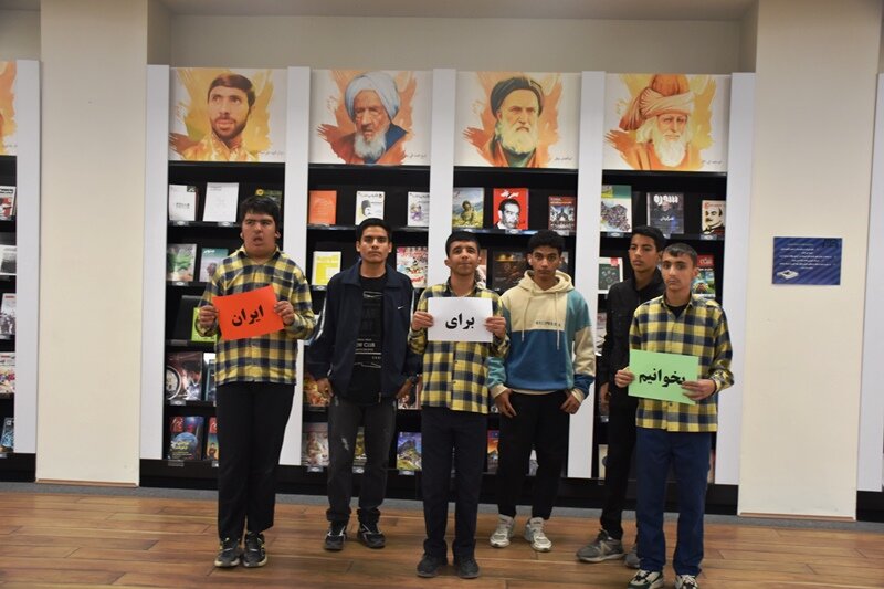 گروهی از دانش‌آموزان ناشنوا در کتابخانه مرکزی امام خمینی(ره) مشهد حضور یافتند