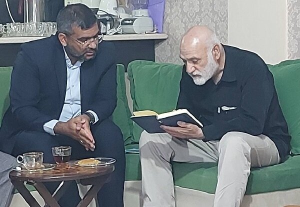 مدیرکل و کارکنان کتابخانه‌های عمومی فارس، با پدر شهید معصومه کرباسی دیدار کردند