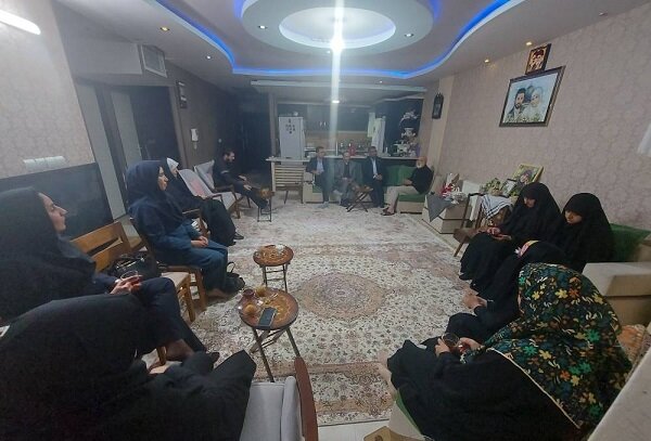 مدیرکل و کارکنان کتابخانههای عمومی فارس، با پدر شهید معصومه کرباسی دیدار کردند