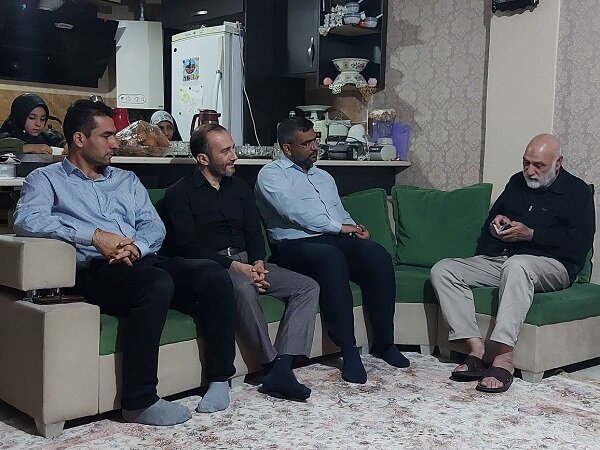 مدیرکل و کارکنان کتابخانههای عمومی فارس، با پدر شهید معصومه کرباسی دیدار کردند