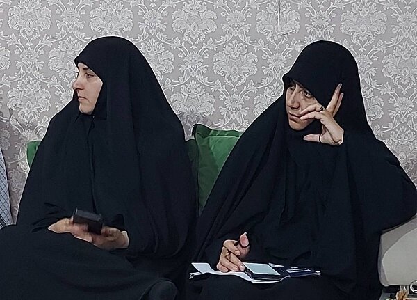 مدیرکل و کارکنان کتابخانههای عمومی فارس، با پدر شهید معصومه کرباسی دیدار کردند