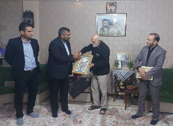 مدیرکل و کارکنان کتابخانه‌های عمومی فارس، با پدر شهید معصومه کرباسی دیدار کردند