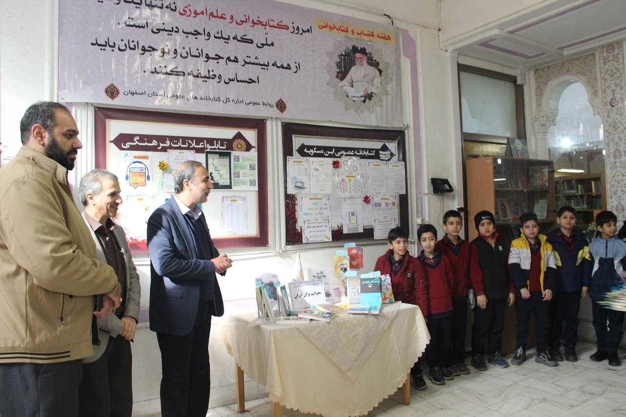 نشست صمیمانه مدیرکل اداره فرهنگ و ارشاد اسلامی اصفهان با کتابداران استان برگزار شد