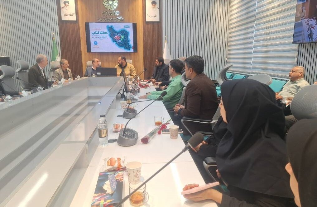 نشست صمیمانه مدیرکل اداره فرهنگ و ارشاد اسلامی اصفهان با کتابداران استان برگزار شد