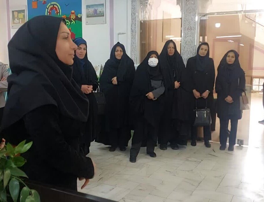 جمعی از مسئولین، مربیان و گزینشگران اداره آموزش و پرورش ناحیه ۳ از کتابخانه ابن مسکویه بازدید کردند