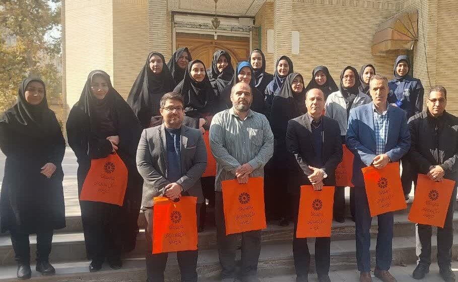 جمعی از مسئولین، مربیان و گزینشگران اداره آموزش و پرورش ناحیه ۳ از کتابخانه ابن مسکویه بازدید کردند