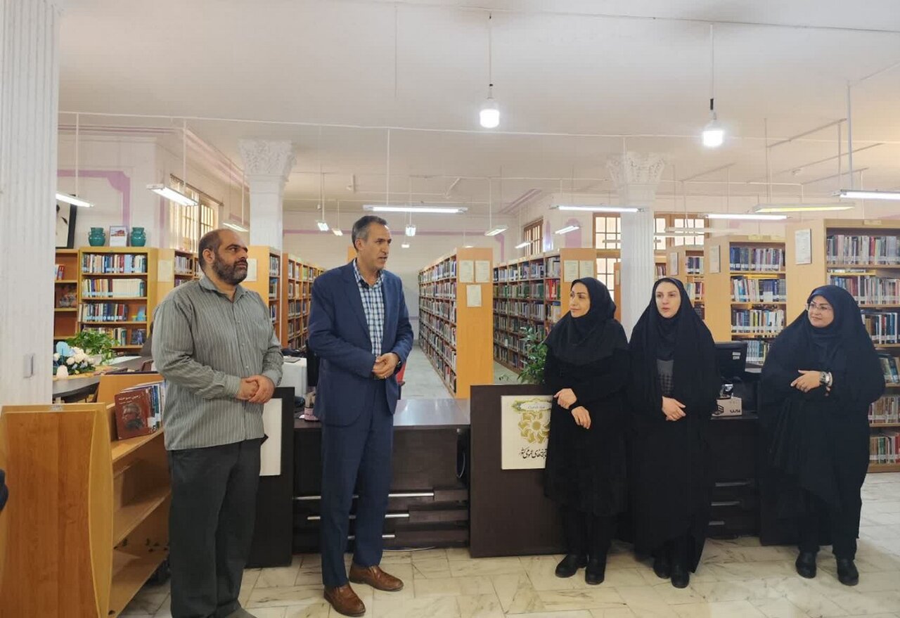 جمعی از مسئولین، مربیان و گزینشگران اداره آموزش و پرورش ناحیه ۳ از کتابخانه ابن مسکویه بازدید کردند