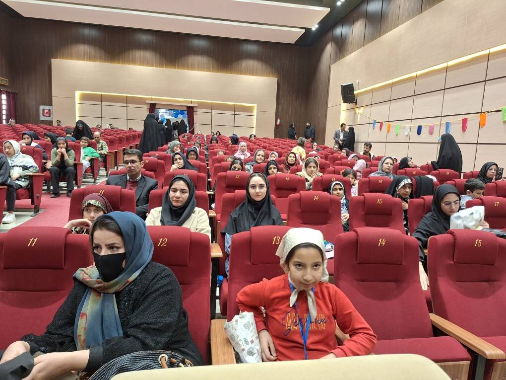 آیین تقدیر از کتابخوانان برتر کودک و نوجوان استان اصفهان در نجف‌آباد برگزار شد