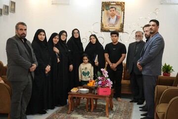 دیدار با خانواده شهید کتابخانه