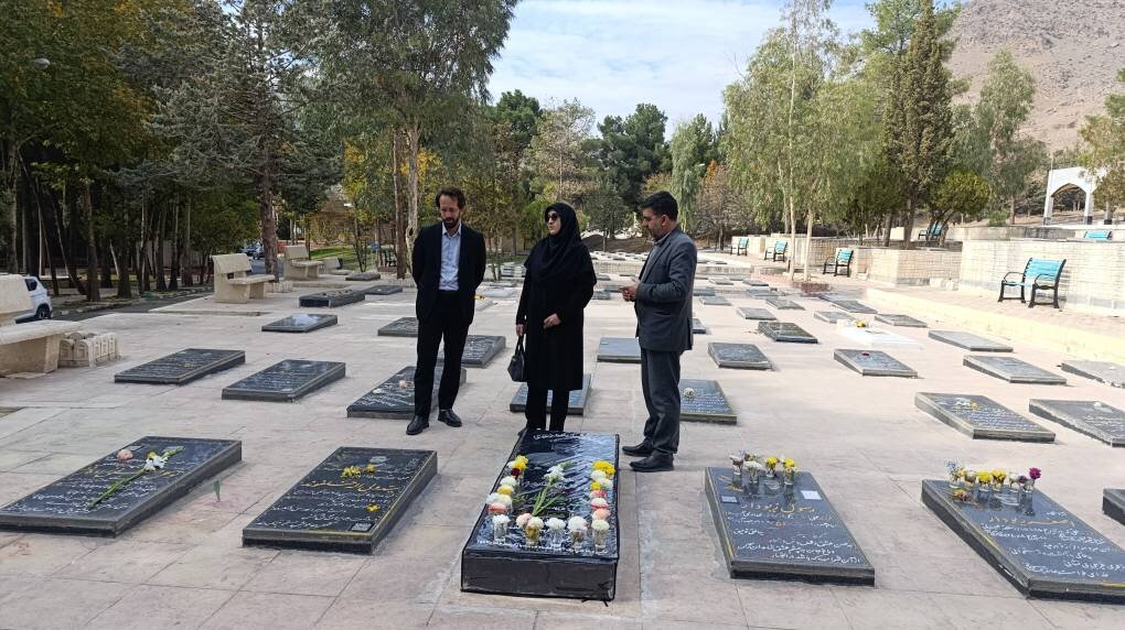 تجدید میثاق مدیرکل و کارکنان کتابخانههای عمومی لرستان با شهدا