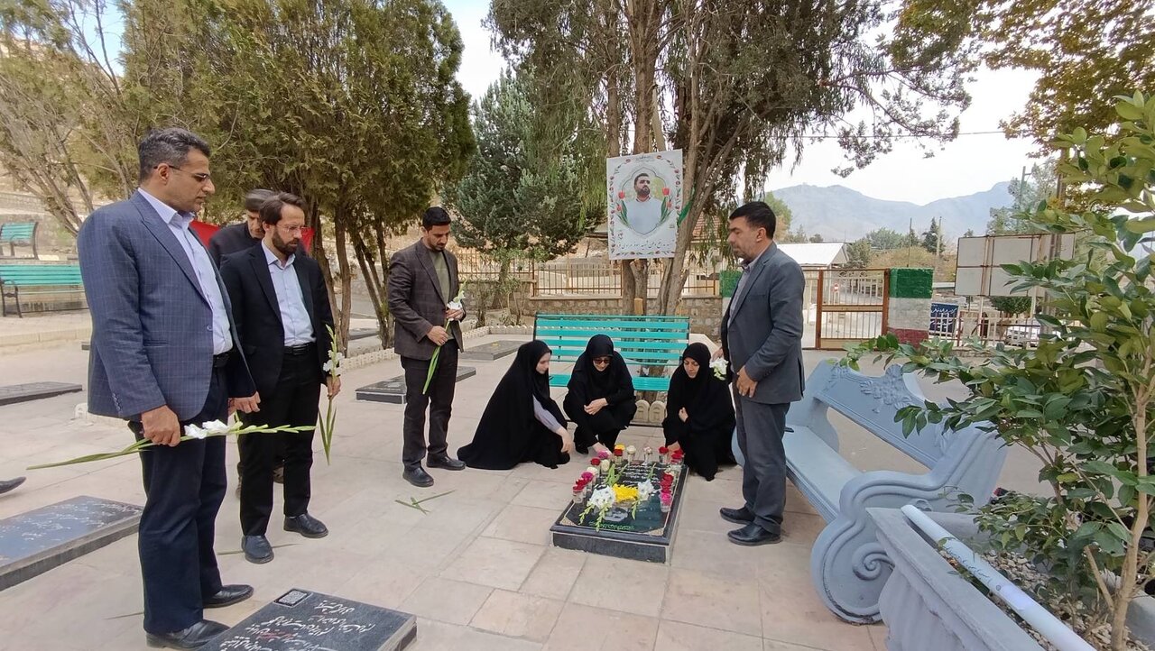 تجدید میثاق مدیرکل و کارکنان کتابخانه‌های عمومی لرستان با شهدا