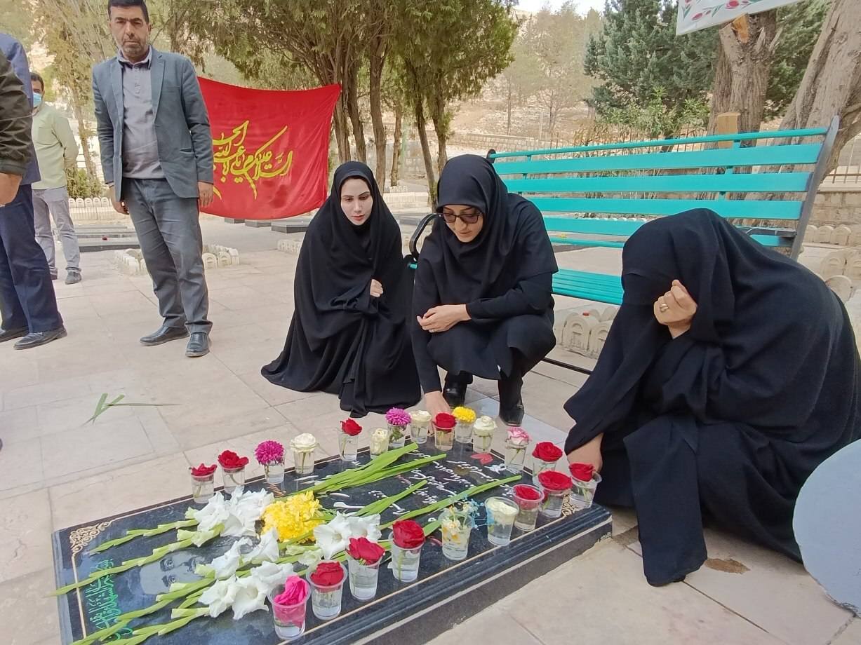 تجدید میثاق مدیرکل و کارکنان کتابخانههای عمومی لرستان با شهدا