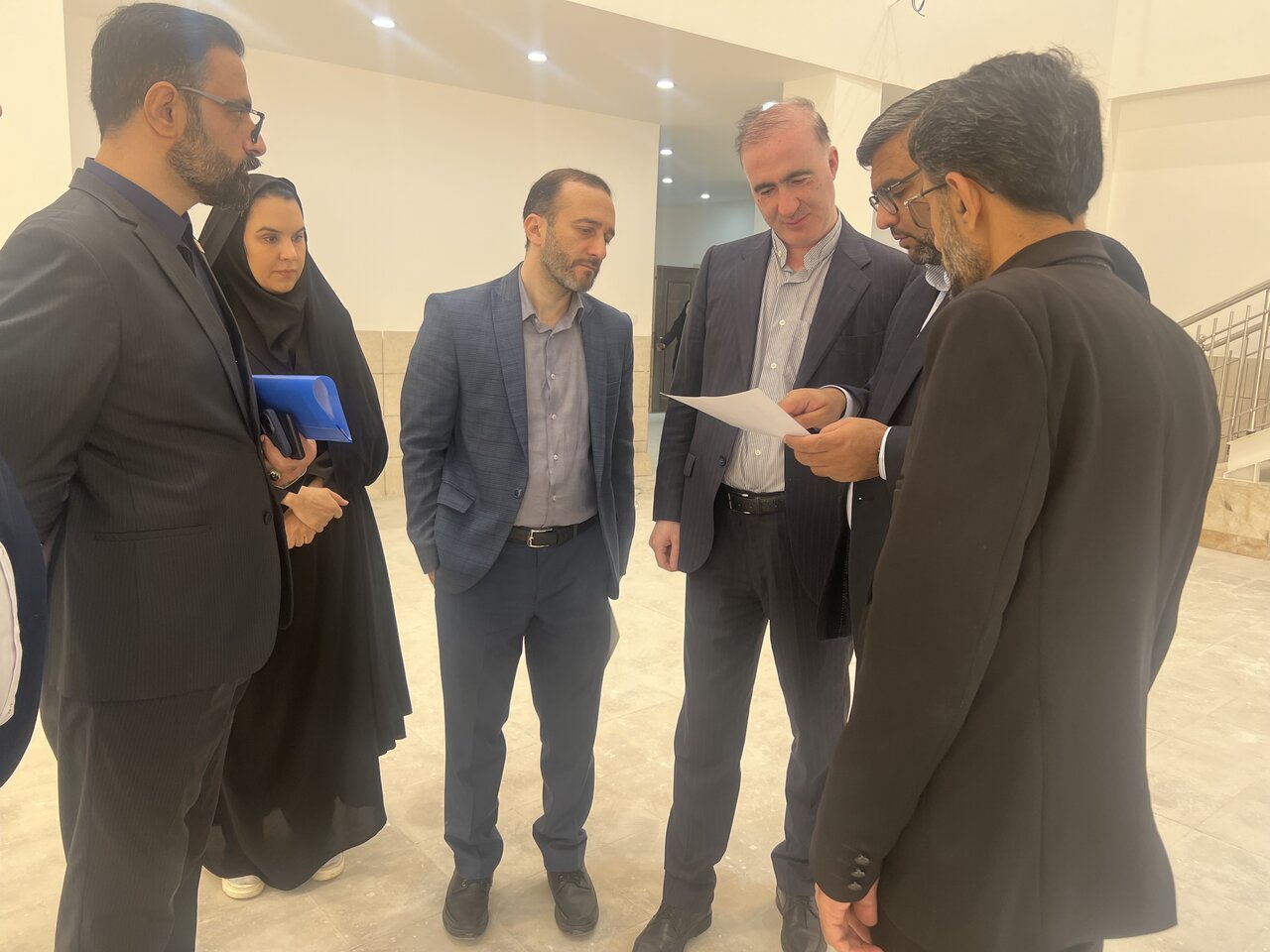 بازدید مدیرکل کتابخانه های عمومی فارس و فرماندار لارستان از پروژه کتابخانه مرکزی لار