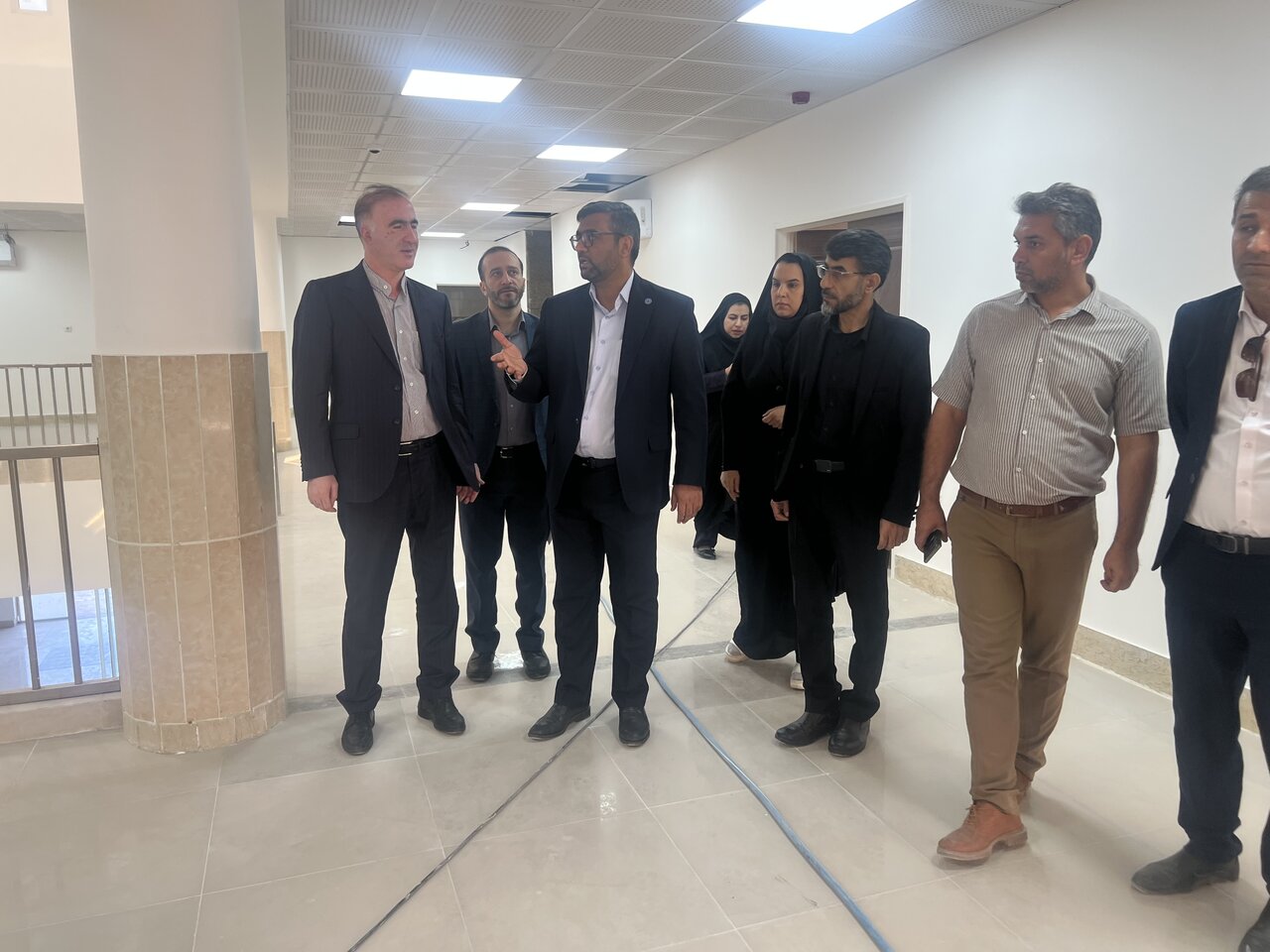 بازدید مدیرکل کتابخانه های عمومی فارس و فرماندار لارستان از پروژه کتابخانه مرکزی لار